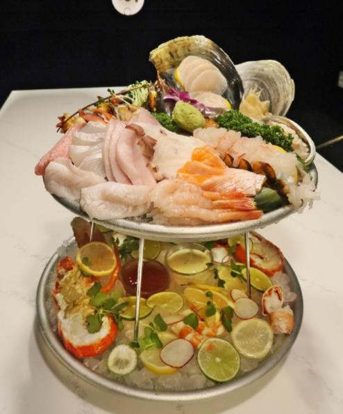 龙虾大餐美食推荐,蒜蓉龙虾地道海鲜大餐推荐