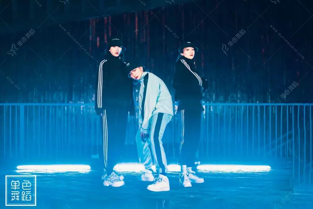 易烊千玺跳bigbang舞蹈,易烊千玺swag圣诞舞