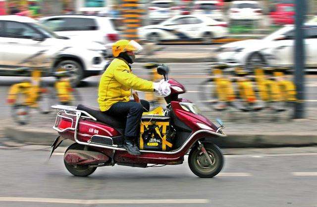 外卖员为救人不惜牺牲,外卖小哥送餐退单了崩溃痛哭