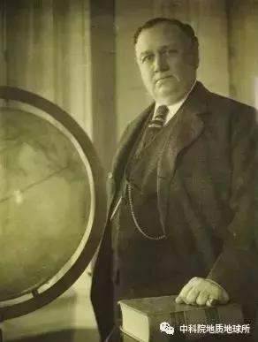 墨西哥海湾陨石撞击坑深度30km,较大的陨石撞击坑又称环形山