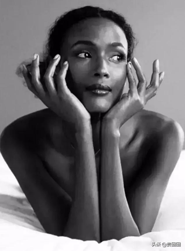 非洲黑人超模，曾被性侵、割礼、逼婚，却活出璀璨人生