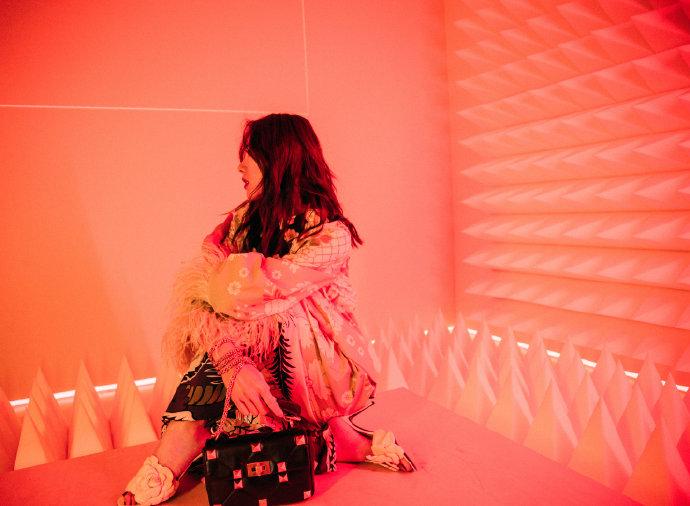 铆钉尖头鞋华伦天奴,华伦天奴高跟鞋铆钉穿搭