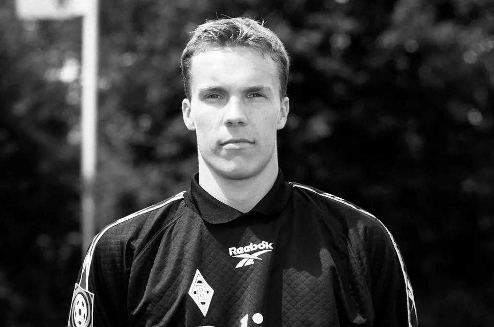 足球从未高于生命ppt,足球从未放弃一直在路上