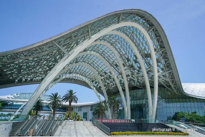 一群年轻人到三亚，摆pose，拍照