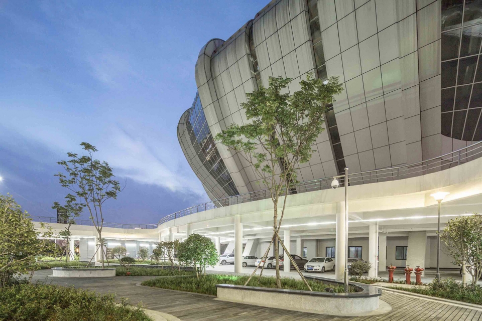 映山独玉苍，滨水双杜鹃--浙江苍南体育中心