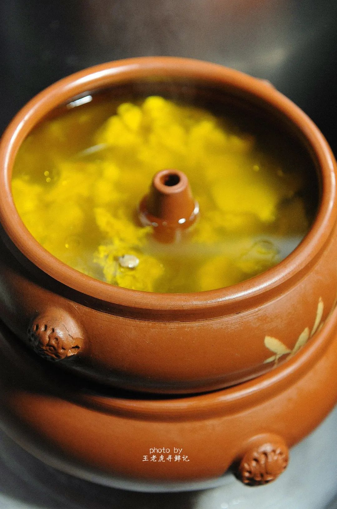 云南汽锅鸡春日养生好滋味,云南汽锅炖鸡