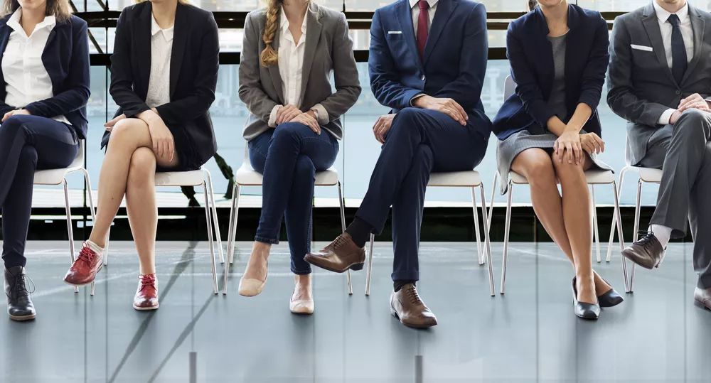 常常抖腿抖脚什么原因,我们为什么会不自觉的抖腿