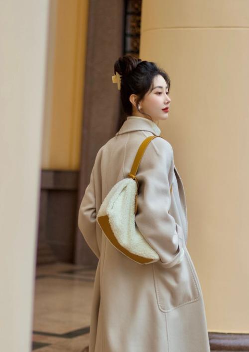 韩系大衣搭配衣服技巧,韩系大衣带领子的怎么穿搭