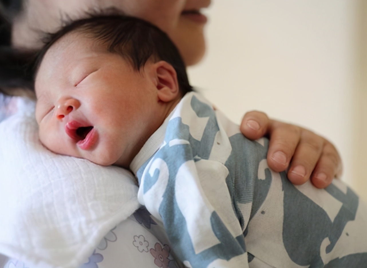 为什么拍嗝了宝宝还会吐,为什么给娃拍嗝会吐奶