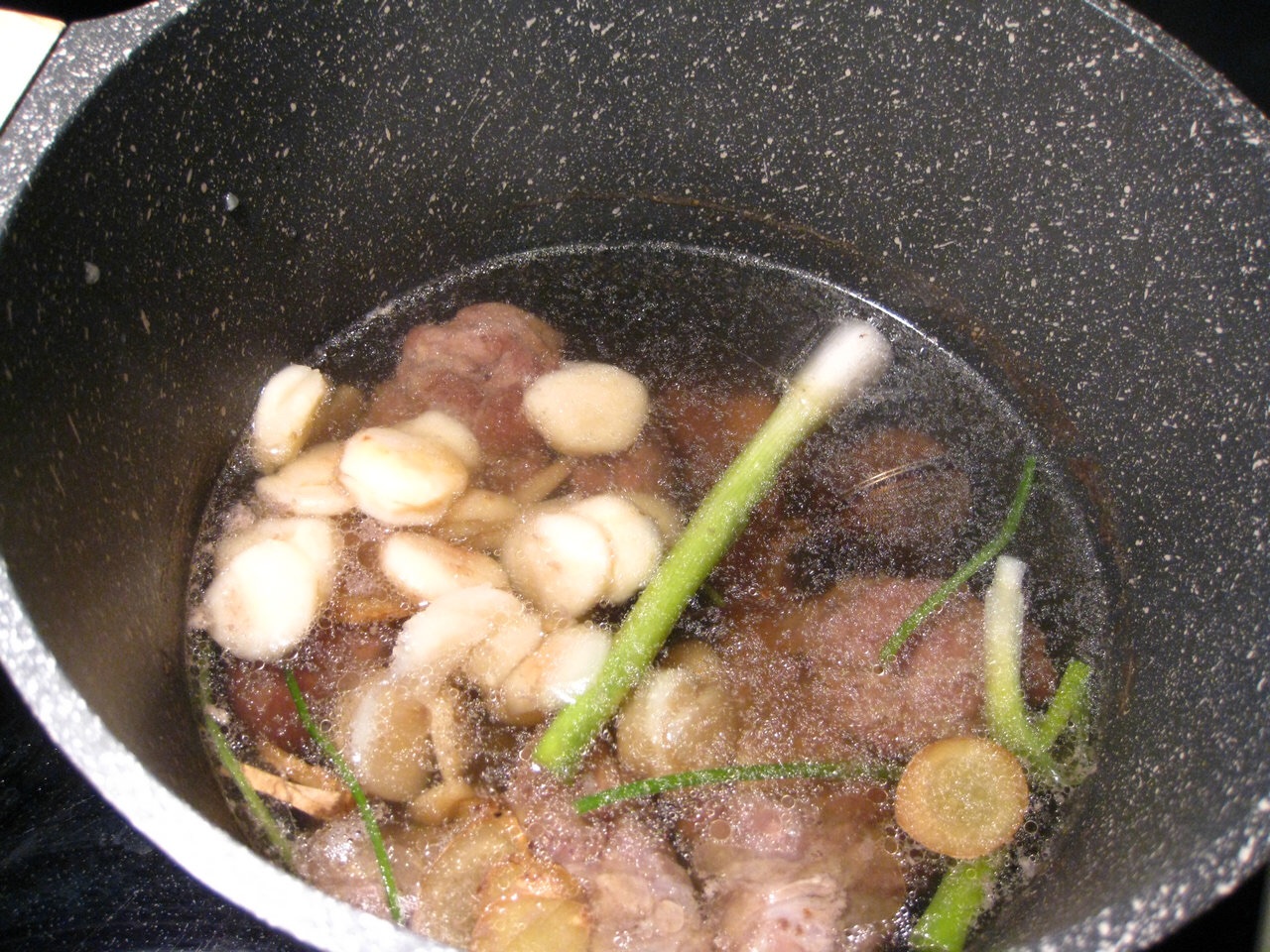 炖羊汤放什么料好喝,炖羊汤怎样汤白没膻味放什么大料