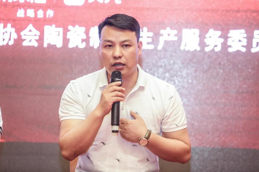 爱因斯坦瓷砖勇夺“瓷砖十大品牌”等多个奖项