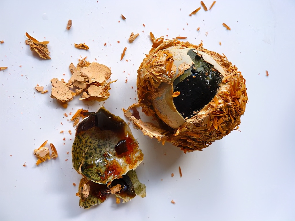 入厨贴士｜挑选皮蛋的4大秘诀，熟成并凝固良好，手指轻敲有弹性