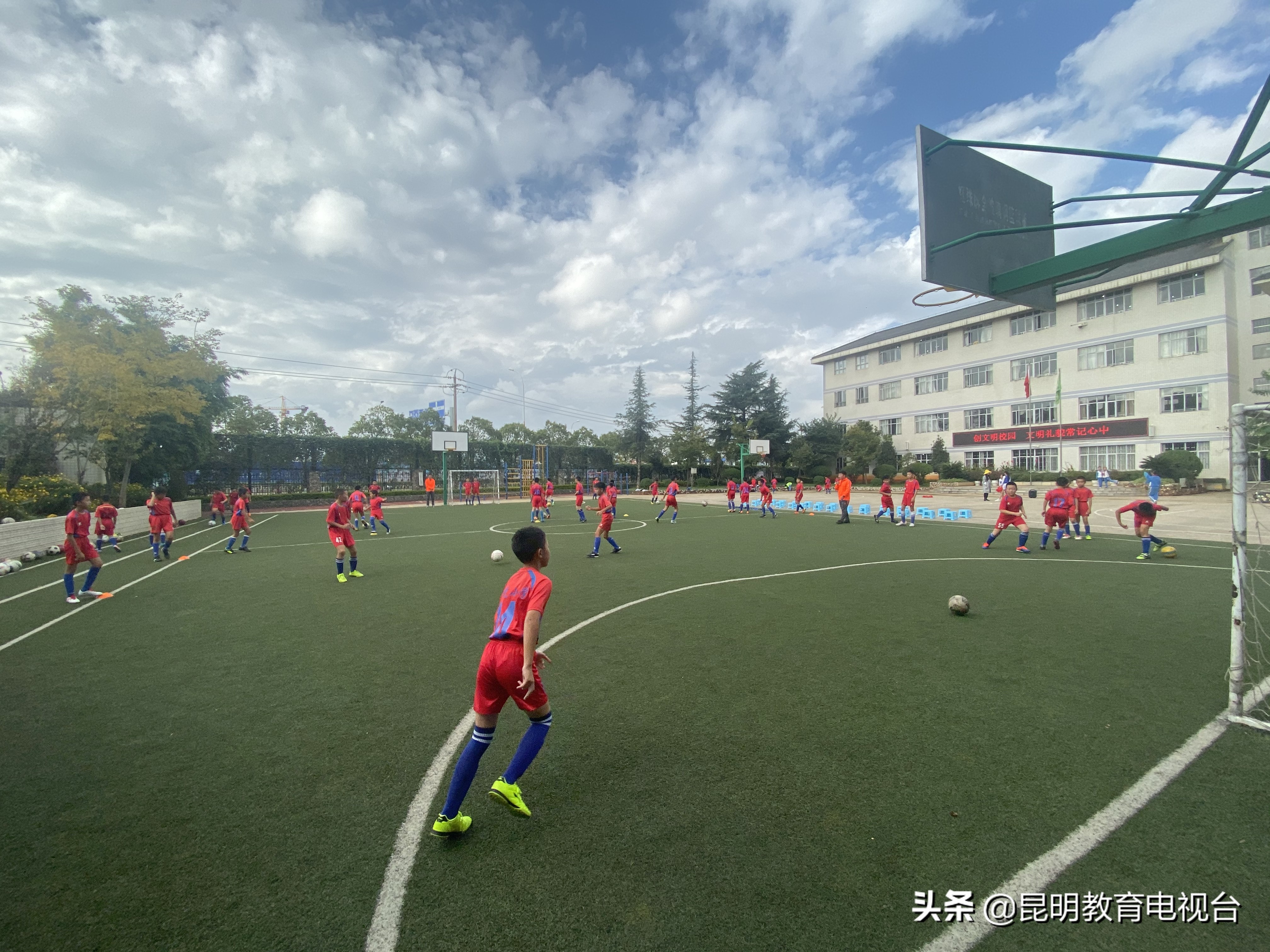 彰显足球特色打造魅力校园,学校努力打造足球特色学校报道