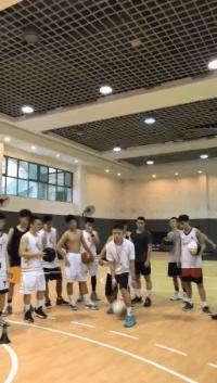 一分钟教你学会走位,每日学一招转身跳投