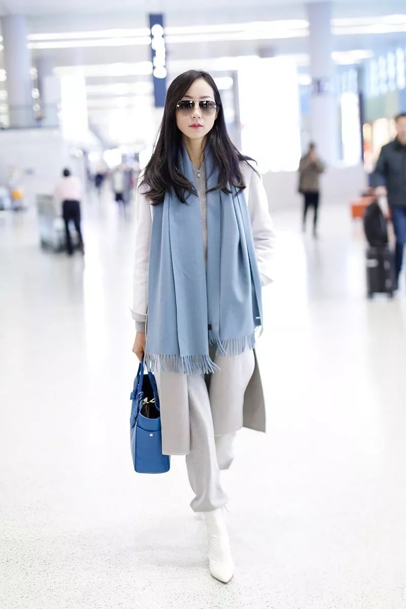 围巾怎样系秒变内搭,围巾自己织的怎么系