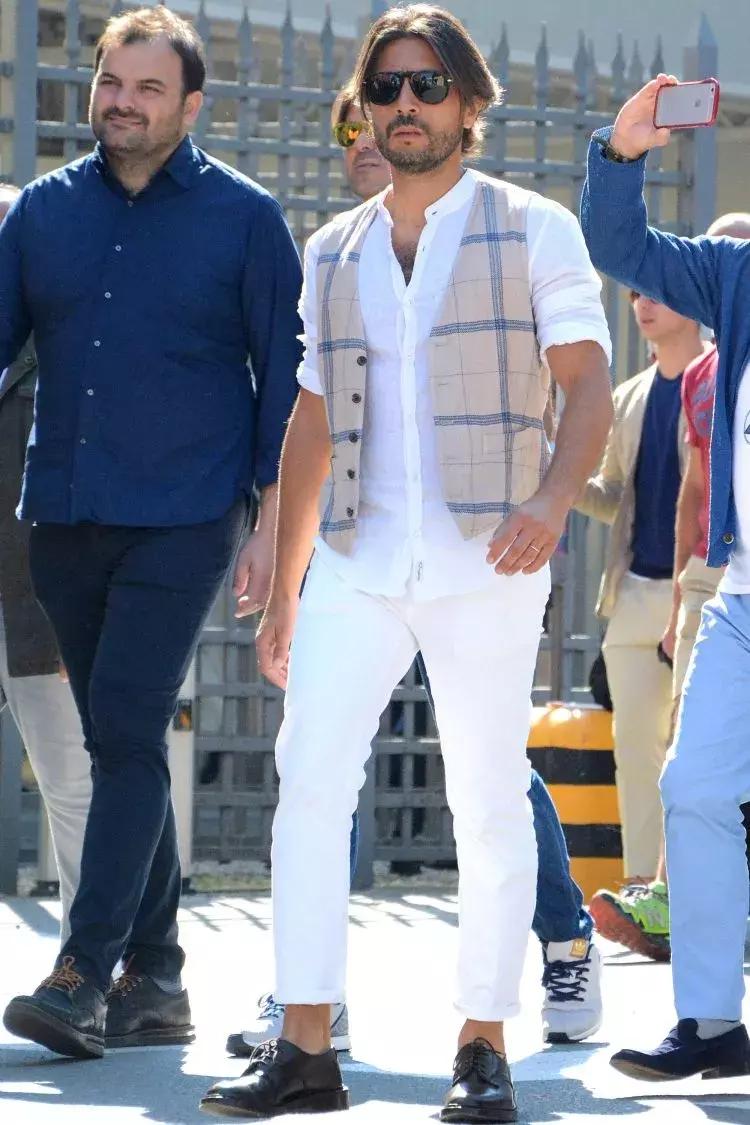 纯亚麻细布衬衫非常适合夏季穿着,白色亚麻衬衫又薄又透里面怎么穿