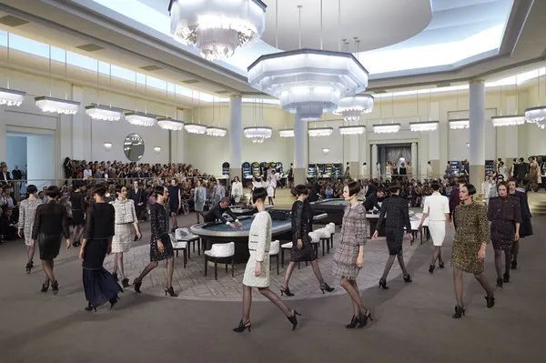 颠覆传统设计的时装秀,让你惊艳的时装秀场布置