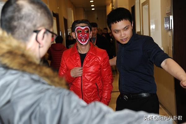 六小龄童结婚秀恩爱,六小龄童晒出妻子生日一家同框