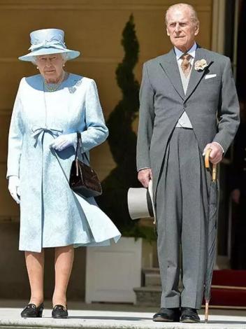 菲利普亲王和女王的幸福时刻,英国女王和菲利普第一次相见