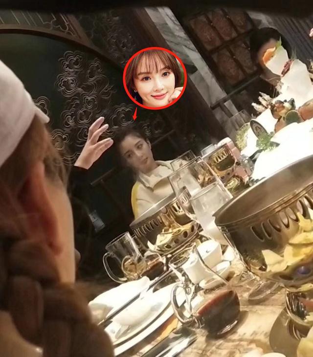 李小璐穿搭少女味十足,李小璐一袭黑裙嘻哈范儿十足