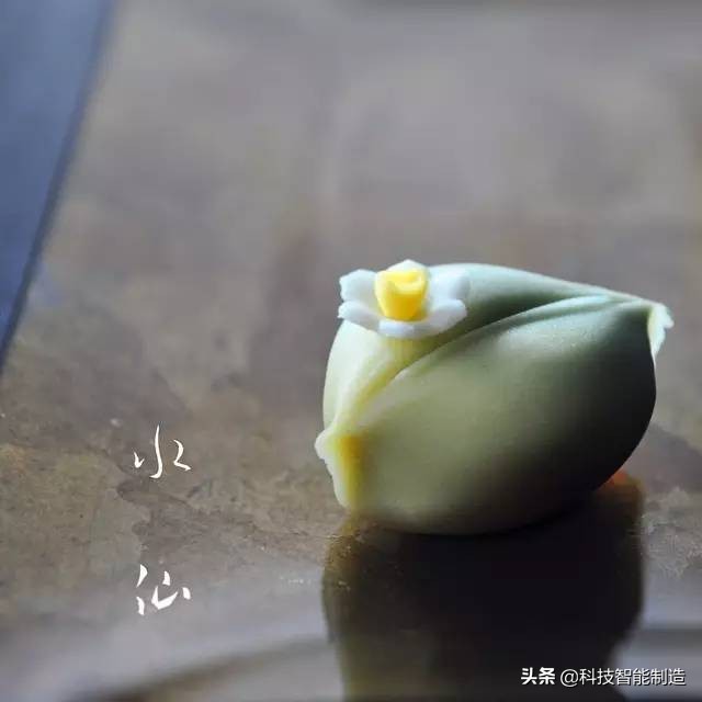 他说自己不是日本匠人，而是和果子艺术家，他做的和果子不忍吃掉