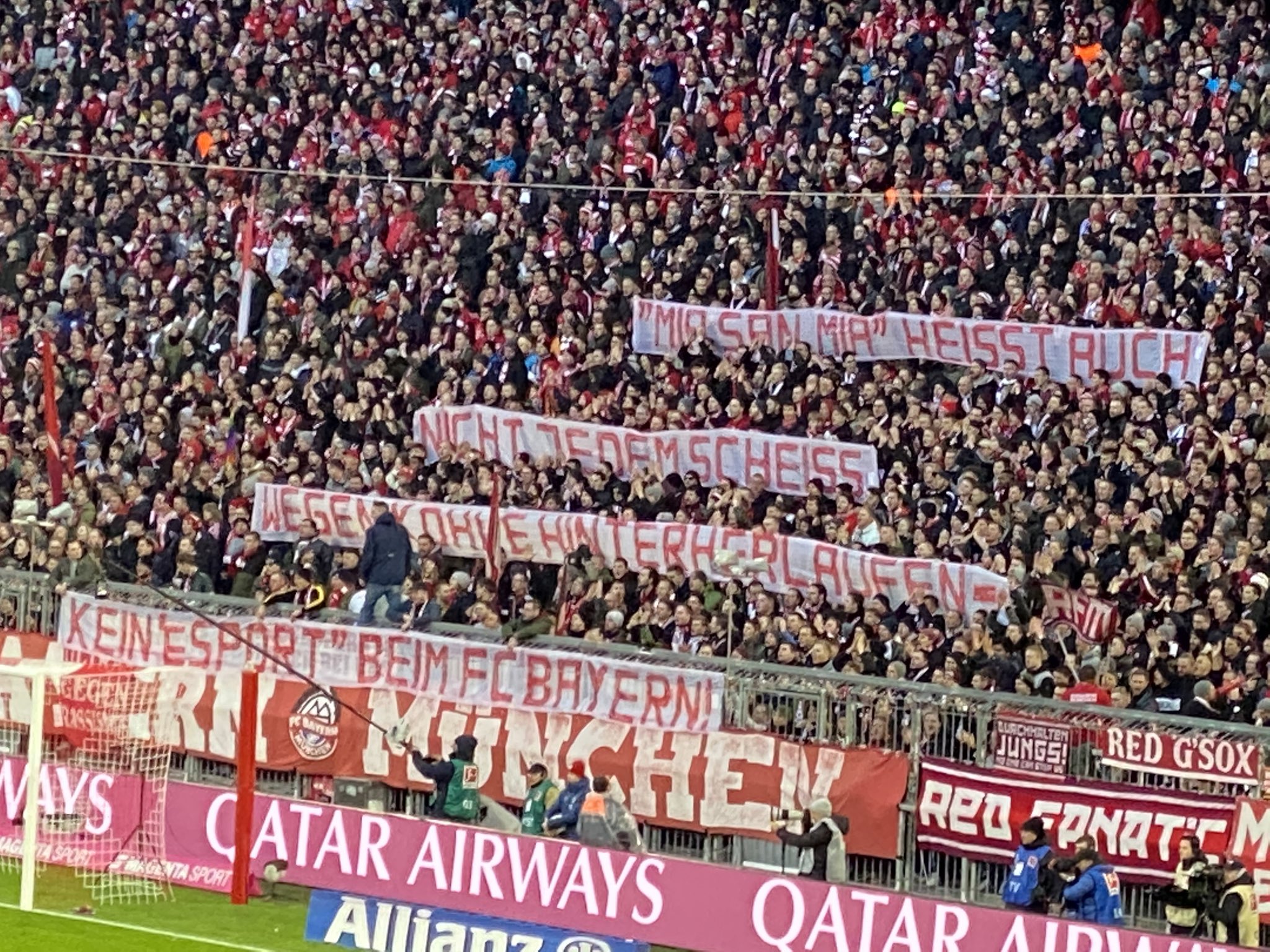 拜仁进球球迷呐喊,拜仁球迷拉横幅