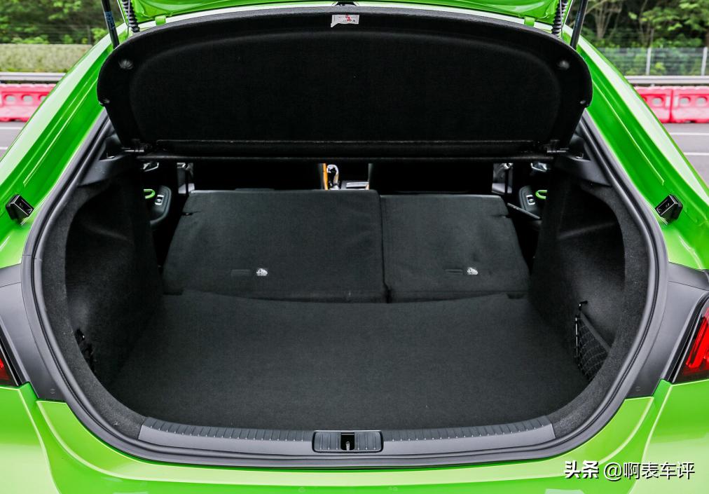 名爵6新款顶配有没有不带尾翼的,名爵6第三代赛道绿适合男的开么