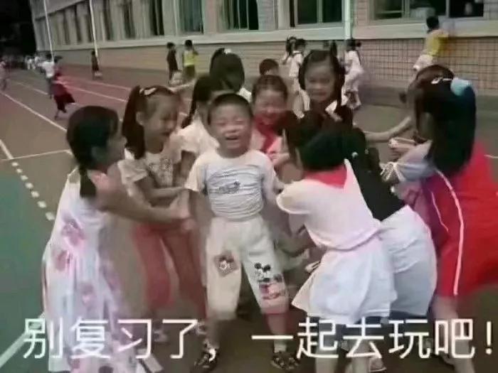 女教师和70后男家长聊天,95后女教师与70后中年男家长互怼