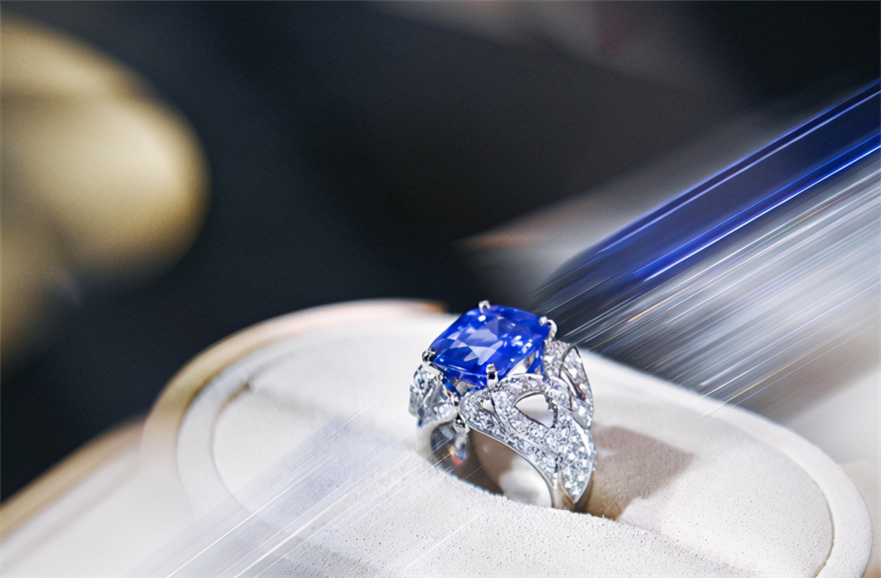 至美深湾，遇见薇妮体雕WENĒE高定华服及卡地亚高级珠宝