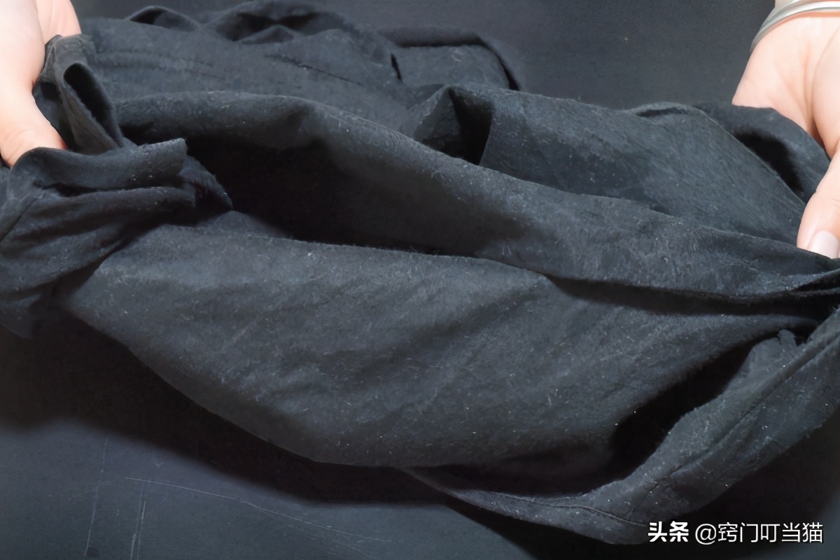 穿久的黑色衣服发白如何焕然一新,如何让褪色的黑色衣服变新