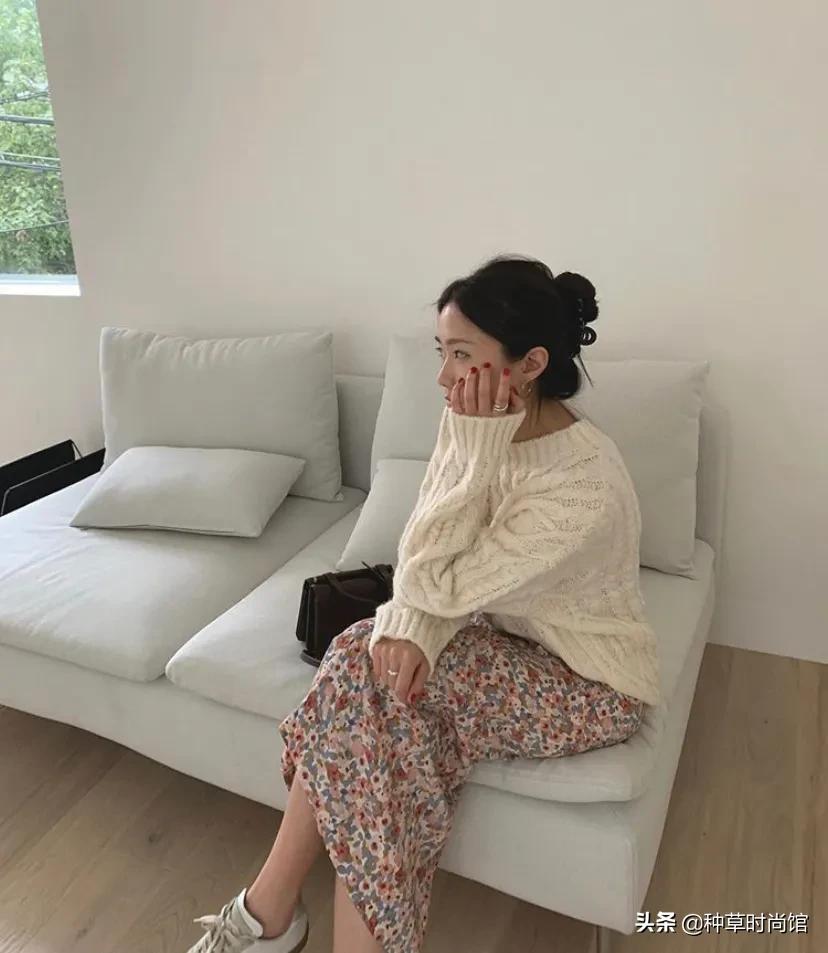 厚毛衣流行这样穿这也太洋气了,现在的毛衣都是短款高个要怎么穿