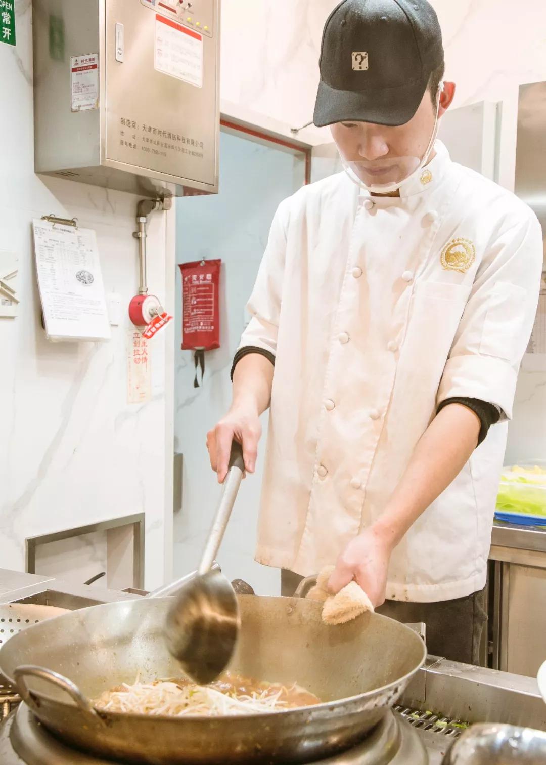 在“卡通乐园”吃“瘦瘦鱼”，一份大过脸盆，居然不到50元