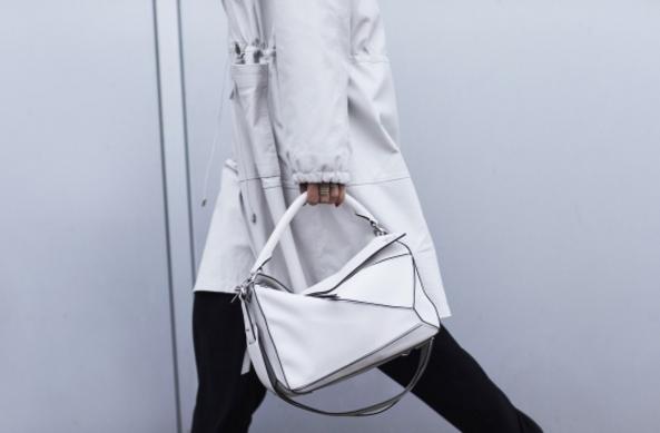 白色包包怎么避免被染色,包包染色了怎么才弄得干净