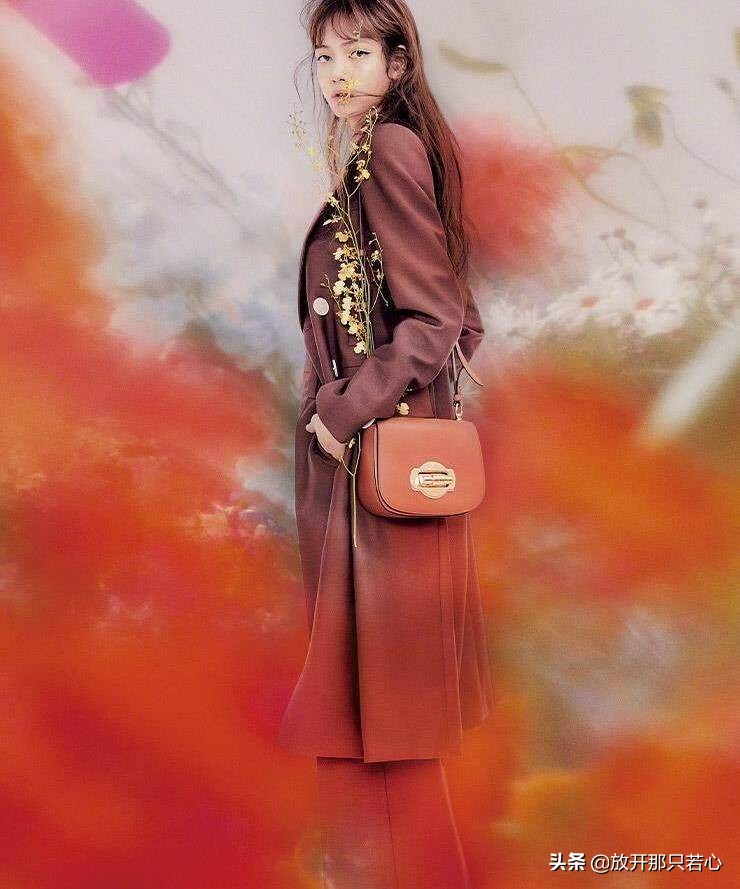 lisa登上时尚芭莎封面,lisa杂志芭莎封面