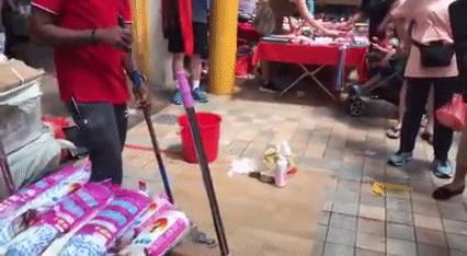 印度小伙街头买水果,印度街头小伙卖饮料