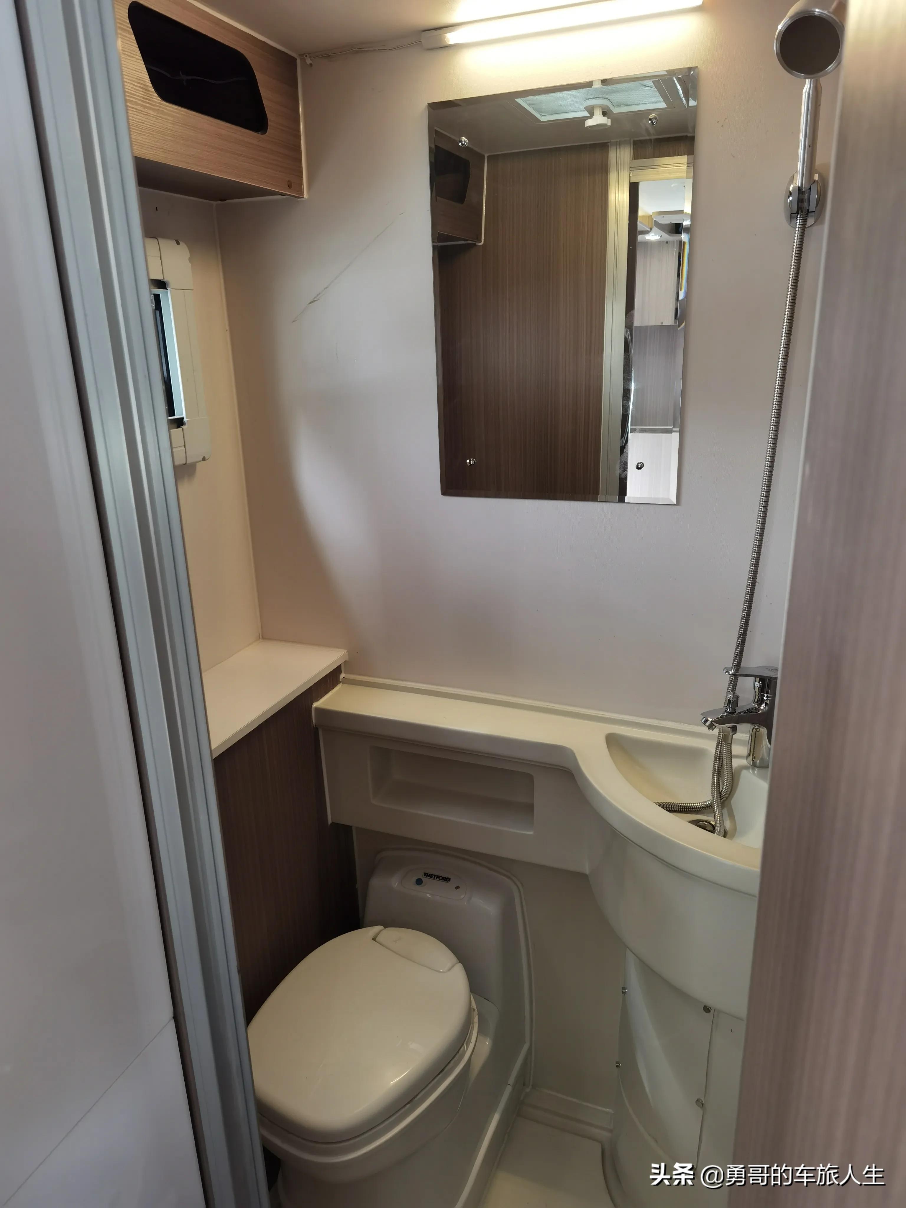 依维柯b型6座房车最新款价格多少,国六进口6.5吨依维柯房车无拓展