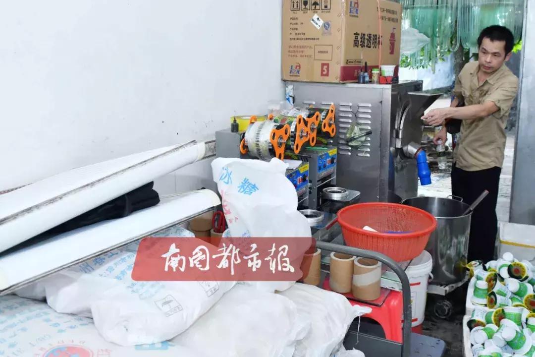 你喝的绿豆冰沙可能来自这里！苍蝇飞舞，设备简陋，消毒靠“热水烫”…