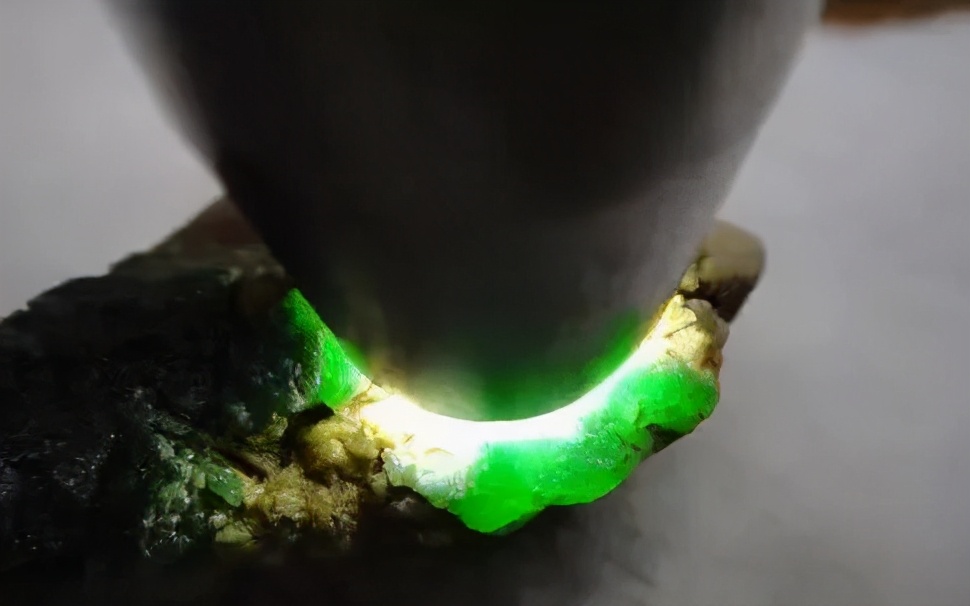 莫西沙翡翠的特征,莫西沙翡翠有黑点