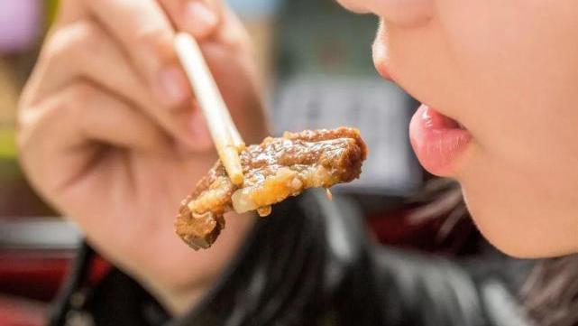 瀛︾敓澶滃鍚冧粈涔堝ソ,骞介棬铻烘棆鏉嗚弻鏅氫笂鑳戒笉鑳藉悆澶滃