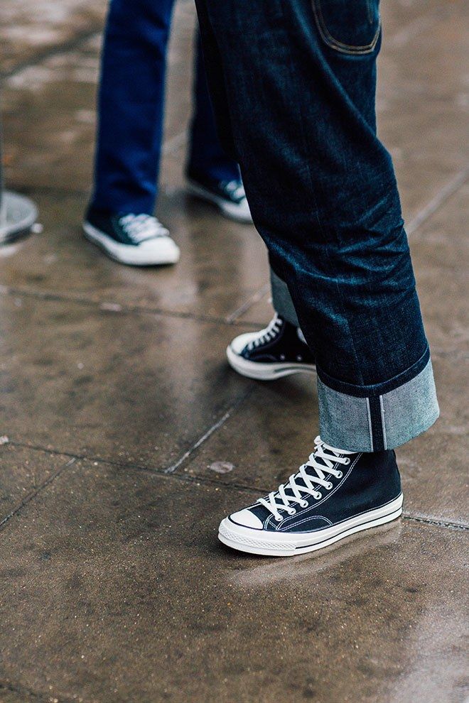 牛仔裤搭配鞋子女秋冬,秋冬怎么选牛仔裤