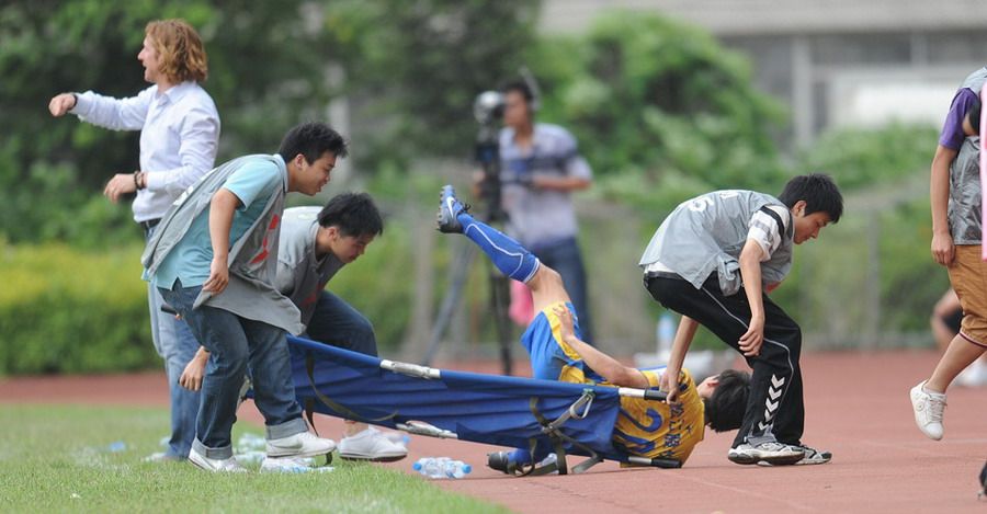 又见担架工作人员摔客队队员,中超主场这个*规则潜**也是好些年了