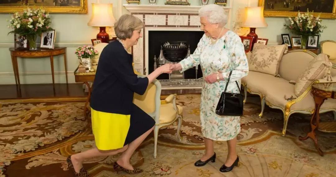 女王带小黑包旅行,女王随身包