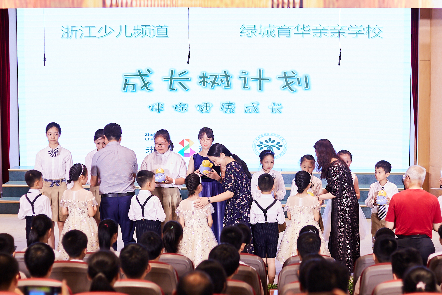 浙江少儿频道与绿城亲亲学校合作”成长树计划“用365天坚持爱