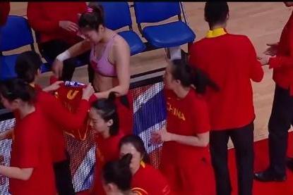 女篮在场边霸气换球衣,女篮李梦换球衣显腹肌