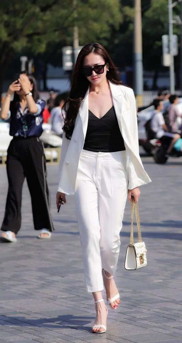 白西装华丽,白西装清冷感