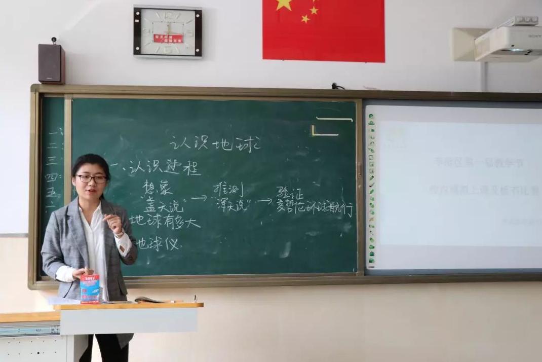 学生*拍偷**老师“囧照”,这些姿势没个几年功力练不出来,逗笑网友