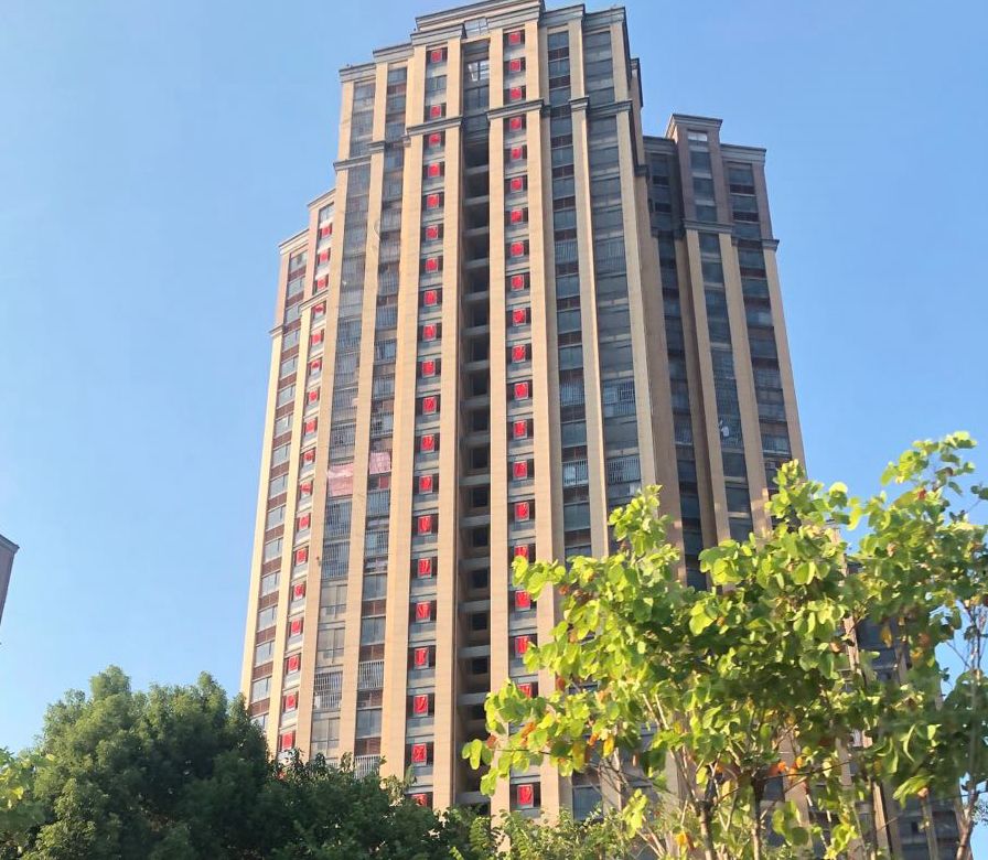 迎国庆街景,迎接国庆换上崭新的国旗