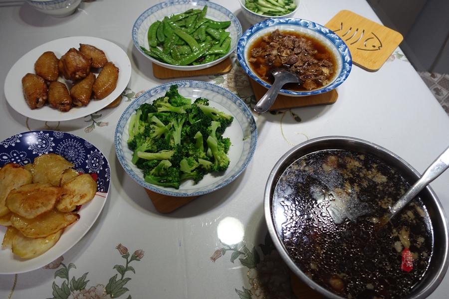 香气四溢的牛肉面，让家人吃得好舒服，自己擀的面条也是关键