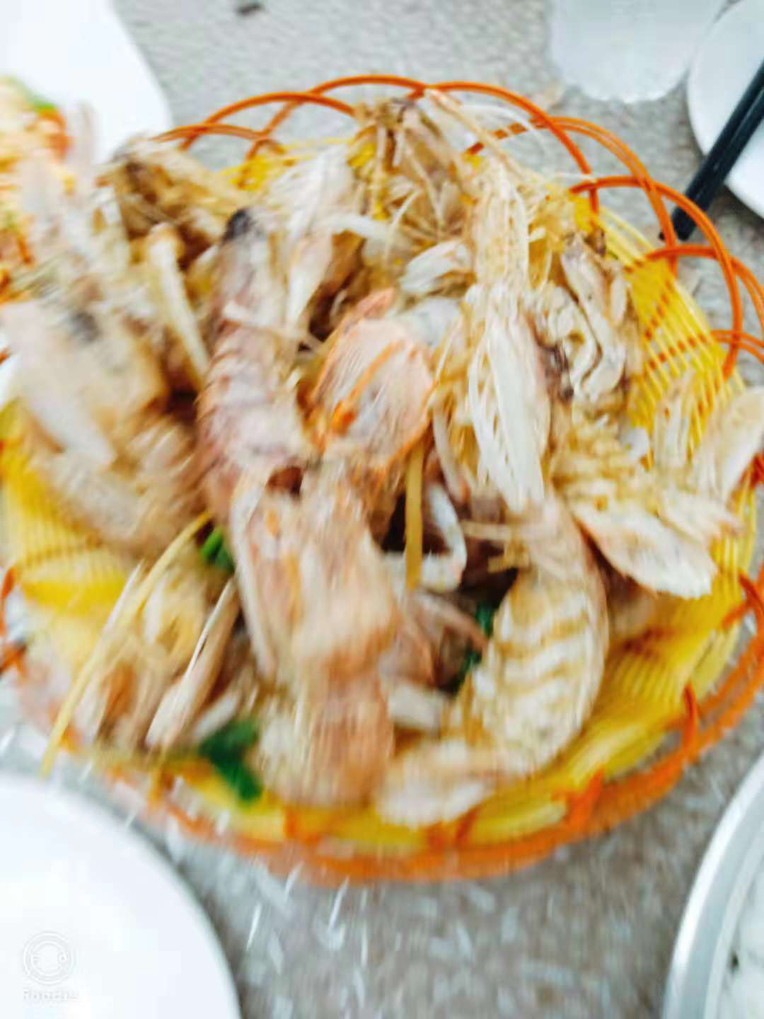 一群年轻人到三亚，摆pose，拍照