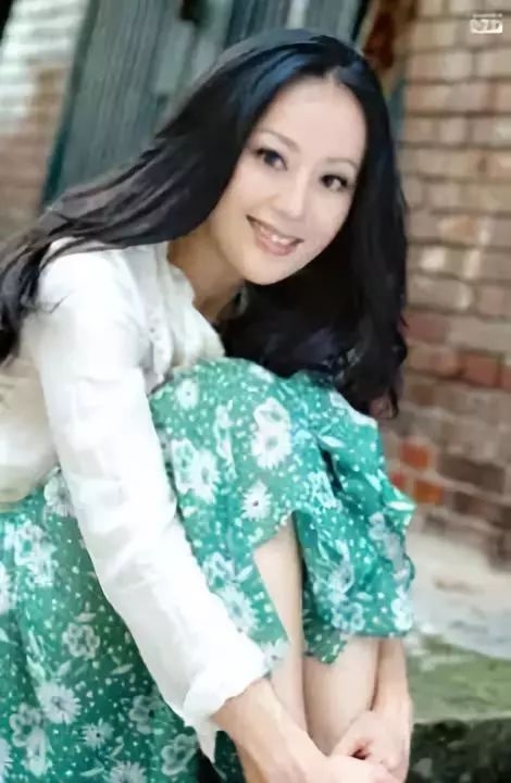 她甩掉钟镇涛，一次交往5个外籍男友，背着上亿钞票行走江湖